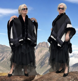 ITALIA  gebreid super zacht omslagdoek/poncho met bont zwart