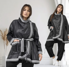 dYb oversized, zwarte tussenjas in eco leerlook met witte strepen