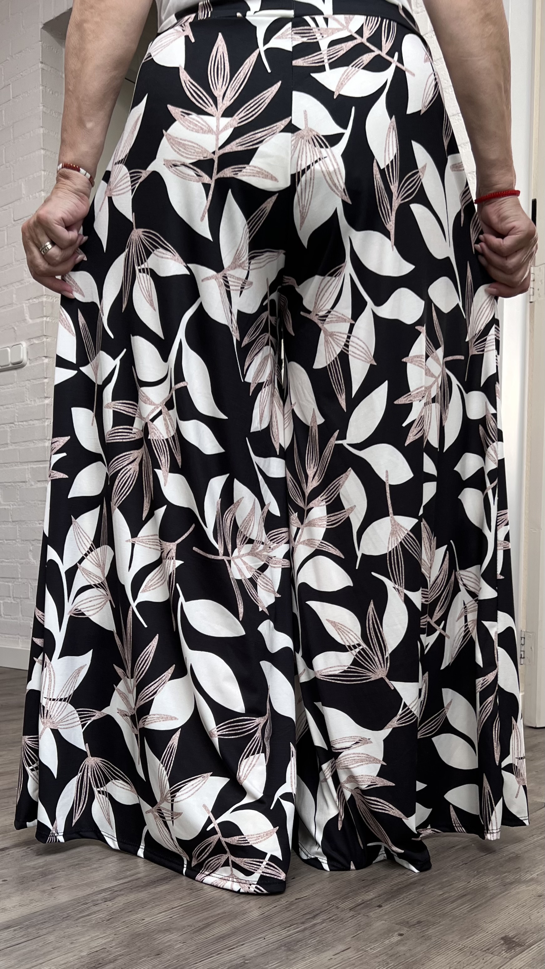 ITALY Mode jersey viscose  wijde broek apart /zeer rekbaar/zwart/wit