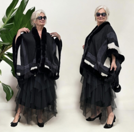 ITALIA  gebreid super zacht omslagdoek/poncho met bont zwart