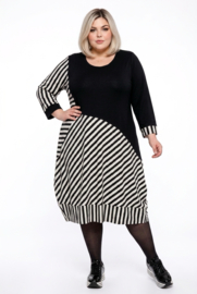 AKH oversized viscose jersey ballon jurk  apart/stretch zwart/wit