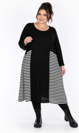 AKH oversized gebreide  tuniek/jurk  apart stretch zwart/wit