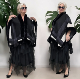 ITALIA  gebreid super zacht omslagdoek/poncho met bont zwart