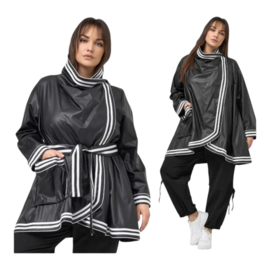 dYb oversized, zwarte tussenjas in eco leerlook met witte strepen