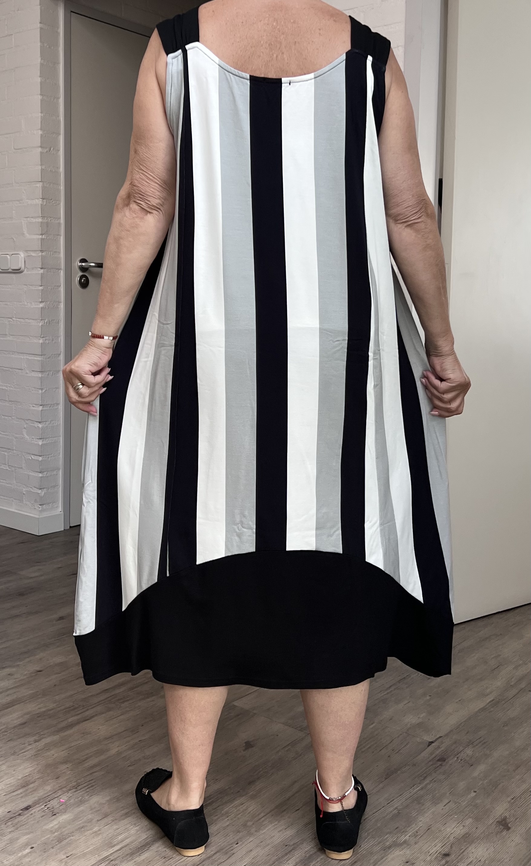 Naveed  oversized viscose jersey A-lijn jurk stretch/ wit/zwart/grijs