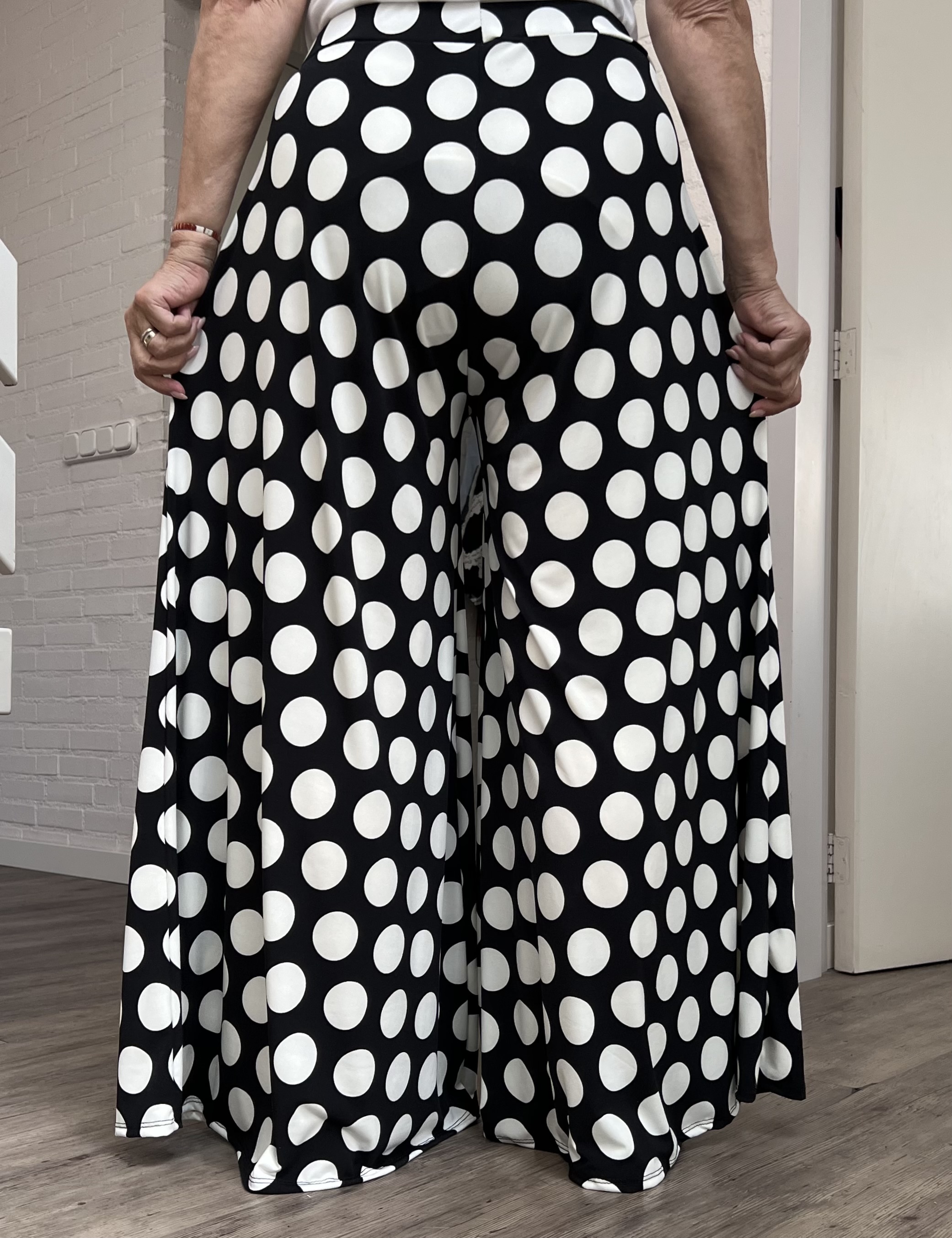 ITALY Mode jersey viscose  wijde broek apart /zeer rekbaar/zwart/wit