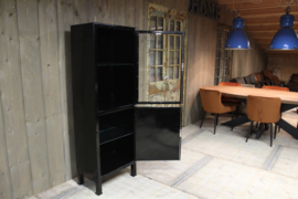 Zwarte industriële apothekerskast