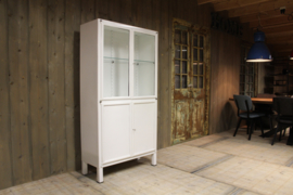 Industriële brocante apothekerskast wit