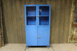 Blauwe industriële dokterskast