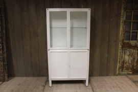 Industriële brocante apothekerskast wit
