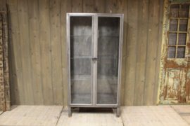 Gestraalde brocante apothekerskast