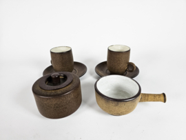 Potterij Zaalberg (Zoeterwoude) - 2 aardewerk kop en schotels -  1 x suikerpot -  1 x serveerkommetje -  1950-1970