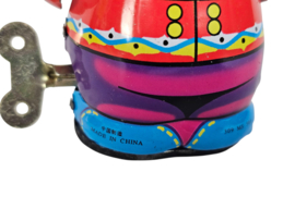 Vintage - opwindbeer - drummer - blik - China - 3e kwart 20e eeuw