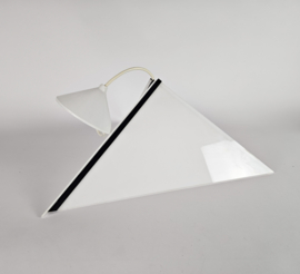 Pola - Harco Loor stijl - triangle - driehoek - kunststof design - Post Modern - 80s