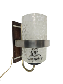 Vintage wandlamp - gesatineerd glas - messing - teak - Scandinavisch - 60's