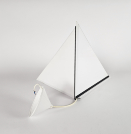 Pola - Harco Loor stijl - triangle - driehoek - kunststof design - Post Modern - 80s