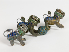 Foo (Fu) dogs -  Filigraan - Emaillen -  cloisonné - miniatuur -  zilver - verguld  ~ 3 stuks - Chinese sieraden ~ 20e eeuw