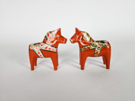 Dala Horse - Dalahastar (2) - design  Grannas A. Olsson - Zweden - 3e helft 20e eeuw