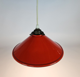 Hanglamp - emaille -  messing - roodgelakt - Holland - 2e kwart 20e eeuw