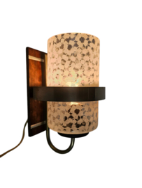 Vintage wandlamp - gesatineerd glas - messing - teak - Scandinavisch - 60's