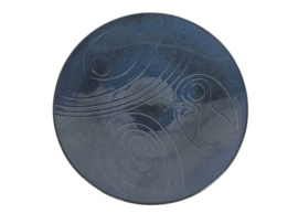 De Ambacht Volendam -  sgraffito - keramiek - bord  - 3e kwart 20e eeuw