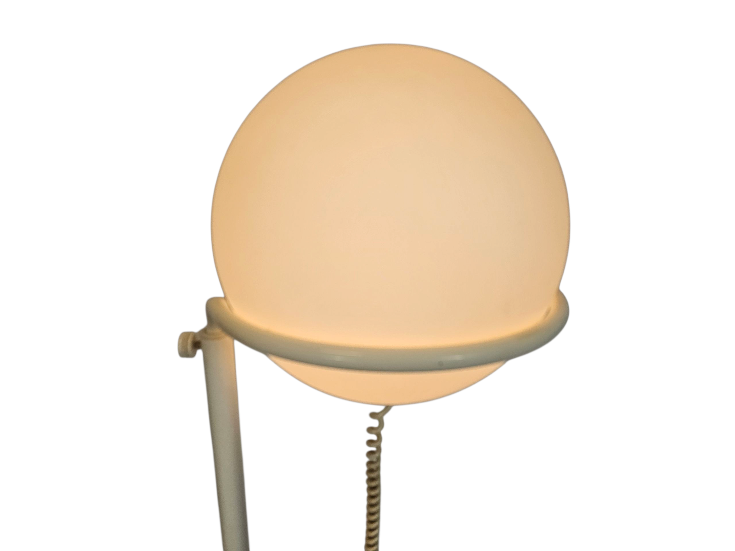 Hala Zeist - model 615 - vloerlamp met bol - 3e kwart 20e eeuw