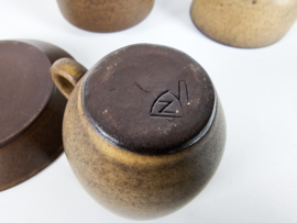 Potterij Zaalberg (Zoeterwoude) - 2 aardewerk kop en schotels -  1 x suikerpot -  1 x serveerkommetje -  1950-1970