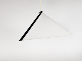 Pola - Harco Loor stijl - triangle - driehoek - kunststof design - Post Modern - 80s