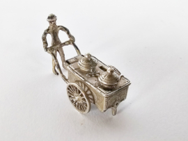 Sierlijk miniatuur beeldje van een ijscoman met ijskar - zilversmid C.A. Stout - .835 zilver - Rotterdam - 3e helft 20e eeuw