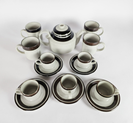 Arabia - model Karelia - Theepot - 4 x schotel en espressokop - 4 x mok - design Anja Jaatinen-Winquist - Finland- 60s