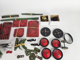 Meccano - onderdelen - wielen - asjes - plaatwerk - Engeland - 3e kwart 20e eeuw