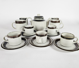Arabia - model Karelia - Theepot - 4 x schotel en espressokop - 4 x mok - design Anja Jaatinen-Winquist - Finland- 60s