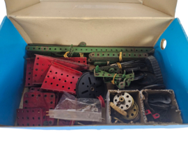 Meccano - onderdelen - wielen - asjes - plaatwerk - Engeland - 3e kwart 20e eeuw