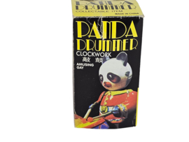 Vintage - opwindbeer - drummer - blik - China - 3e kwart 20e eeuw
