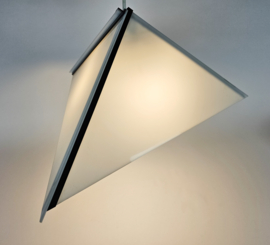 Pola - Harco Loor stijl - triangle - driehoek - kunststof design - Post Modern - 80s