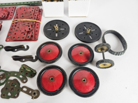 Meccano - onderdelen - wielen - asjes - plaatwerk - Engeland - 3e kwart 20e eeuw