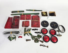 Meccano - onderdelen - wielen - asjes - plaatwerk - Engeland - 3e kwart 20e eeuw