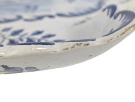 Delfts Blauw  - 'lektas' - geaccoleerde randen en versierd met blauw op wit decor van landschappen en bloemen - 19e eeuw