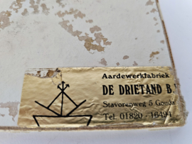 Kunstaardewerkfabriek De Drietand - Gouda - 3 x tegel - Vianen  - 3e kwart 20e eeuw