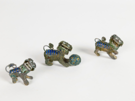 Foo (Fu) dogs -  Filigraan - Emaillen -  cloisonné - miniatuur -  zilver - verguld  ~ 3 stuks - Chinese sieraden ~ 20e eeuw