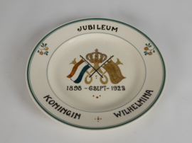 WIT WANDBORD MET MEERKLEURIGE KROON, VLAGGEN EN “W” EN OPSCHRIFT “JUBILEUM KONINGIN WILHELMINA 1898 - 6 SEPT. - 1923”