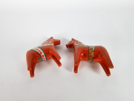 Dala Horse - Dalahastar (2) - design  Grannas A. Olsson - Zweden - 3e helft 20e eeuw