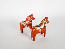 Dala Horse - Dalahastar (2) - design  Grannas A. Olsson - Zweden - 3e helft 20e eeuw