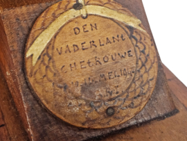 Boekensteunen "Strijd om de Grebbeberg 1940" - Hout- Eiken - Militaria