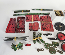 Meccano - onderdelen - wielen - asjes - plaatwerk - Engeland - 3e kwart 20e eeuw