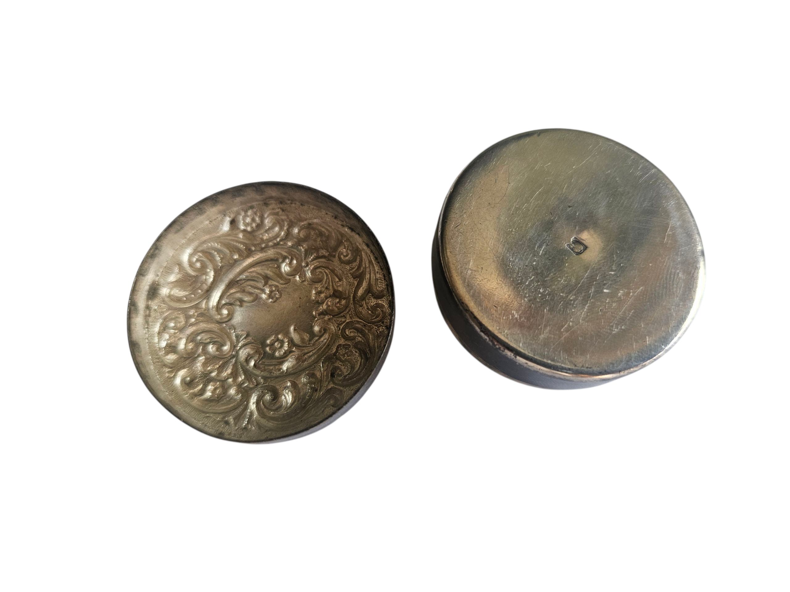 Pillendoosje - Zilver -  gehamerd beslag - 1950s