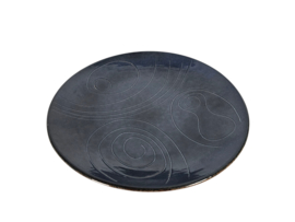 De Ambacht Volendam -  sgraffito - keramiek - bord  - 3e kwart 20e eeuw