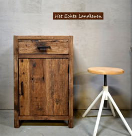 Compacte Kast van Authentiek Hout – Stoer en Sfeervol
