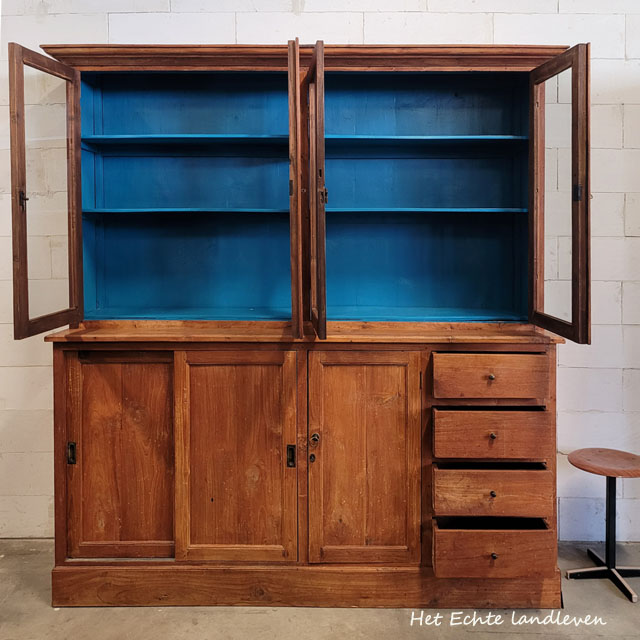 Vintage Vitrinekast met Kobaltblauw Interieur – Uniek & Origineel /a4623