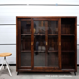 Geweldige oude vitrine-kast op elegante pootjes